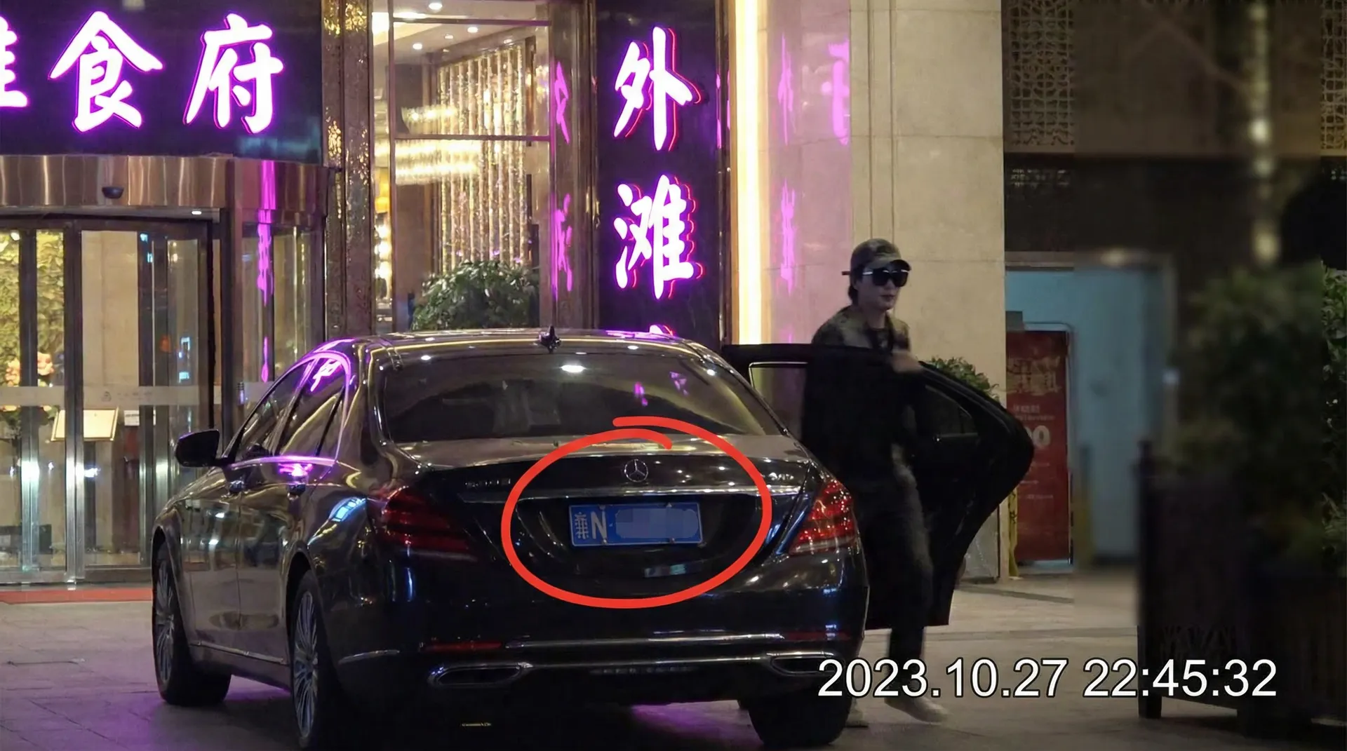 FH体育平台 - 豪车餐厅外被拍
